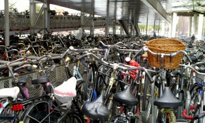 Mare de biciclete la Amsterdam. Foto: Flickr