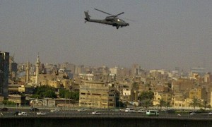Elicopter zburând deasupra podului 6 Octombrie