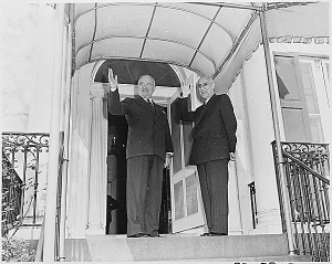 Președintele SUA, Harry Truman, în vizită în Iran, în 1951, este primit de primul ministru Mohammad Mossadegh Foto: Wikipedia