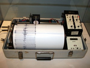 800px-Kinemetrics_seismograph