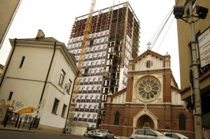 Cathedral Plazza estompează prin înălțime (75 metri) Catedrala Sfântul Iosif. Foto: enational.ro