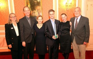 Edward Snowden cu premiul Sam Adams Foto:Sunshine Press