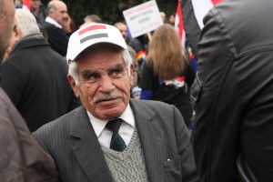 Un barbat participa la mitingul de protest al comunitatii siriene din Bucuresti. Foto: Oana Pavelescu