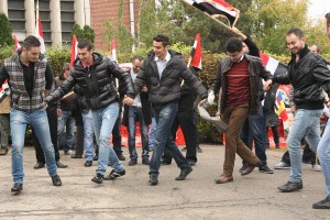 Mai mulți tineri din Liga Studenților Sirieni dansează in timpul mitingului de protest al comunitatii siriene din Bucuresti. Foto: Oana Pavelescu