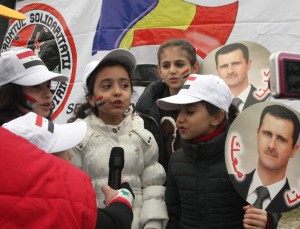Mai multi copii strigă slogane in timpul mitingului de protest al comunitatii siriene din Bucuresti. Foto: Oana Pavelescu