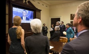 Mimbri ai cabinetului ascultă declarația președintelui Barack Obama asupra eventualei intrări în șomaj tehnic a statului federal. Foto: Casa Alba/David Lienemann