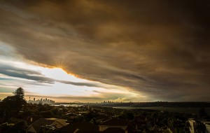 Nori de fum acoperă cerul orașului Sydney.