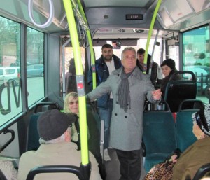 Constantin Hogea, primarul Tulcei, la „bus drive test” cu pensionari si presă Foto: Iris Ionescu / SelectNews