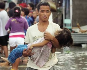 A man brings his lifeless 6-year-old daughter to the morgue at the downtown area in Tacloban City, one of the fatalities in the storm surge whipped up by Supertyphoon “Yolanda.” Foto: NIÑO JESUS ORBETA / newsinfo.inquirer.net