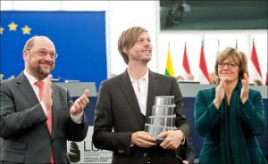 Felix van Groeningen (middle) receives the 2013 LUX Prize for his film "The Broken Circle Breakdown" Foto: europarl.europa.eu
