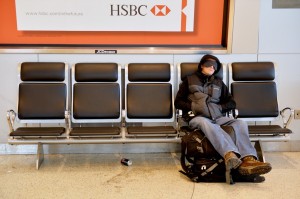 Un barbat doarme in aeroportul JFK din New Zork. Mai multe zboruri au fost anulate sau amanate din cauza conditiilor meteo nefavorabile.