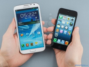 Samsung Galaxy Note II vs iPhone 5 Foto: phonearena.com