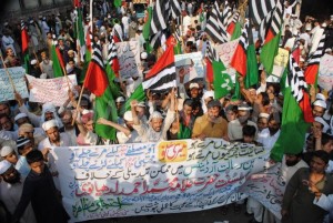 Musulmanii protestând la Hiderabad (Pakistan), în anul 2010,  împotriva îmblânzirii unor prevederi ale legii blasfemiei Foto: demotix.com