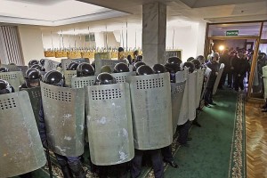 Trupele speciale în interiorul Parlamentului din Simferopol Foto: thetimes.co.uk