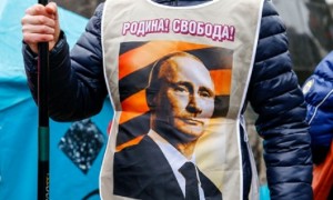 Un demonstrant pro-rus din Donețk poartă o vestă cu portretul președintelui Rusiei și solganul „Patria mamă! Libertate!” Foto: Andrei Basevici/AP