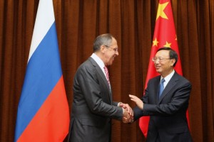 Serghei Lavrov, ministrul de Externe al Rusiei și Yang Jiechi, ministrul de Externe al Chinei Foto: gbtimes.com