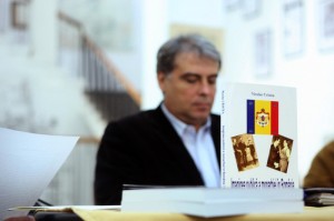 Adrian Cioroianu răsfoiește volumul "Imaginea publică a monarhiei în România". Foto: Oana Pavelescu