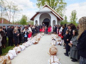 Tradiția coșurilor cu merinde ce așteaptă sfințirea după liturghia de Paști la Copalnic-Mănăștur - Foto: Robert Veress, Select News