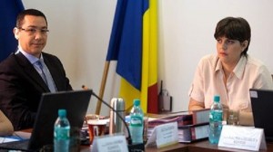 Premierul Romaniei, Victor Ponta (S) si procurorul general al Romaniei, Laura Codruta Kovesi (D), participa la sedinta CSM in care urmeaza a se lua act de demisia Monei Pivniceru din magistratura, in Bucuresti, joi, 23  august 2012. MARIUS DUMBRAVEANU / MEDIAFAX FOTO